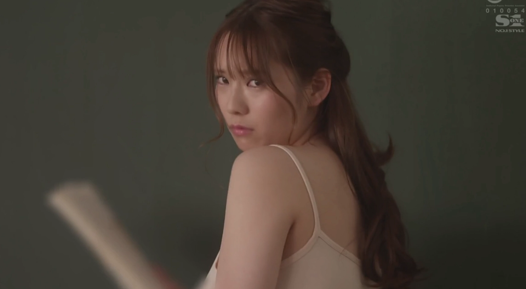 xnxx81 เย็ดสาวสวยชวนมาเสียวในห้องกระจกริมทะเล